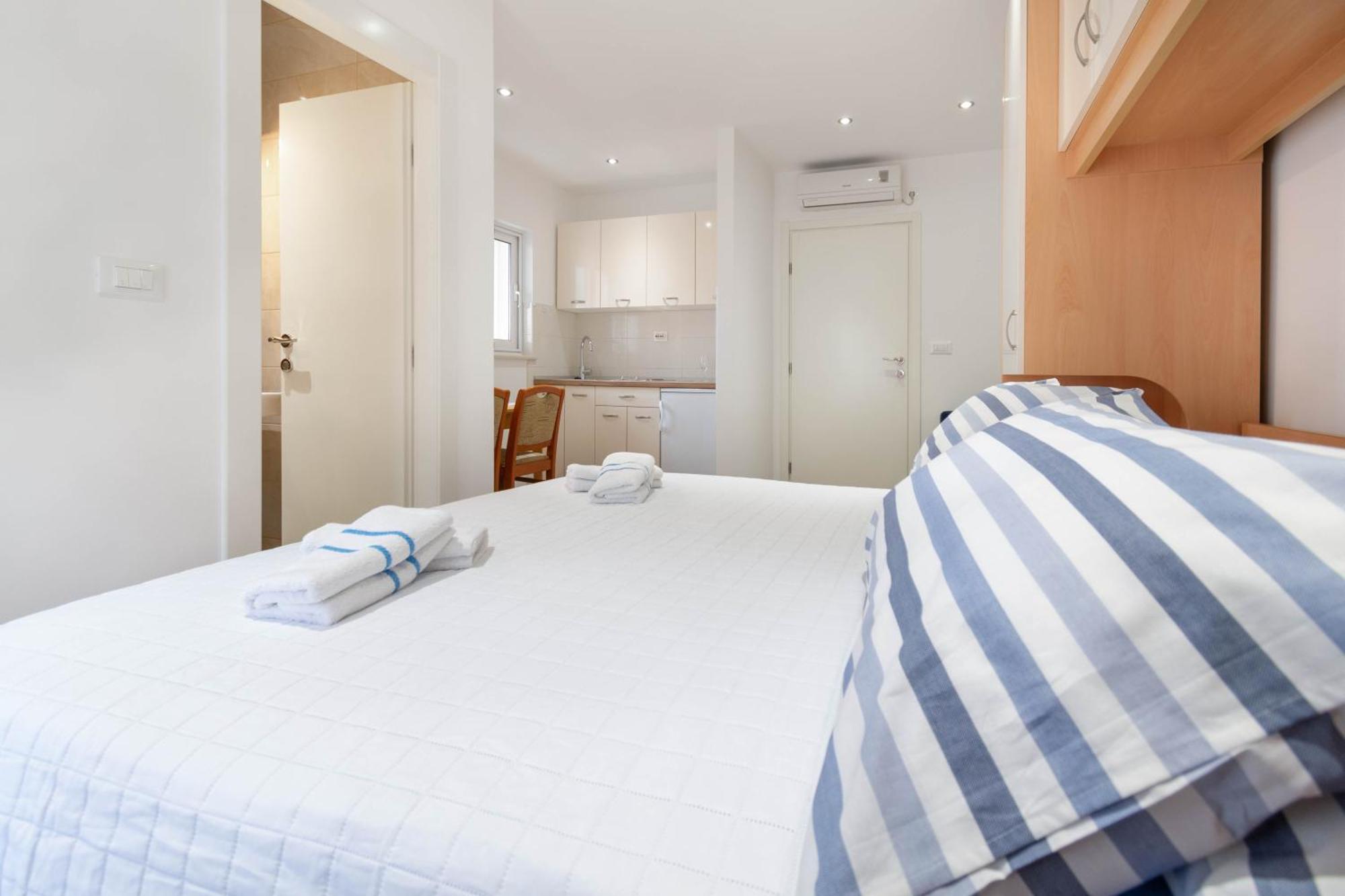 Studio Apartmani Dora มาคาร์สกา ภายนอก รูปภาพ