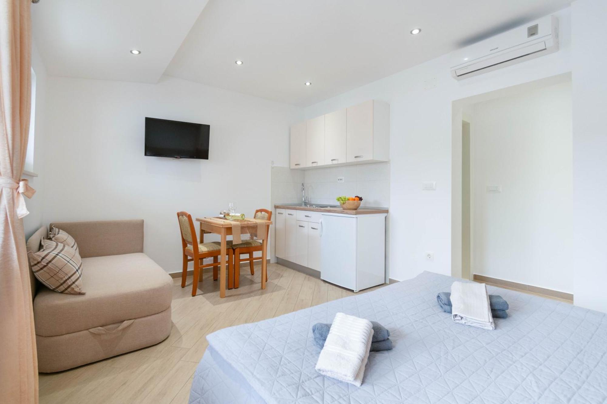 Studio Apartmani Dora มาคาร์สกา ภายนอก รูปภาพ
