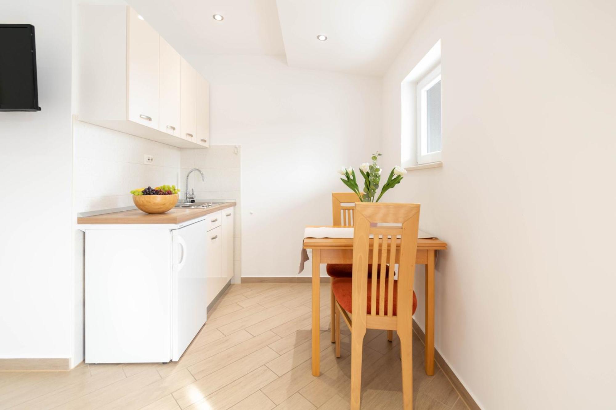 Studio Apartmani Dora มาคาร์สกา ภายนอก รูปภาพ